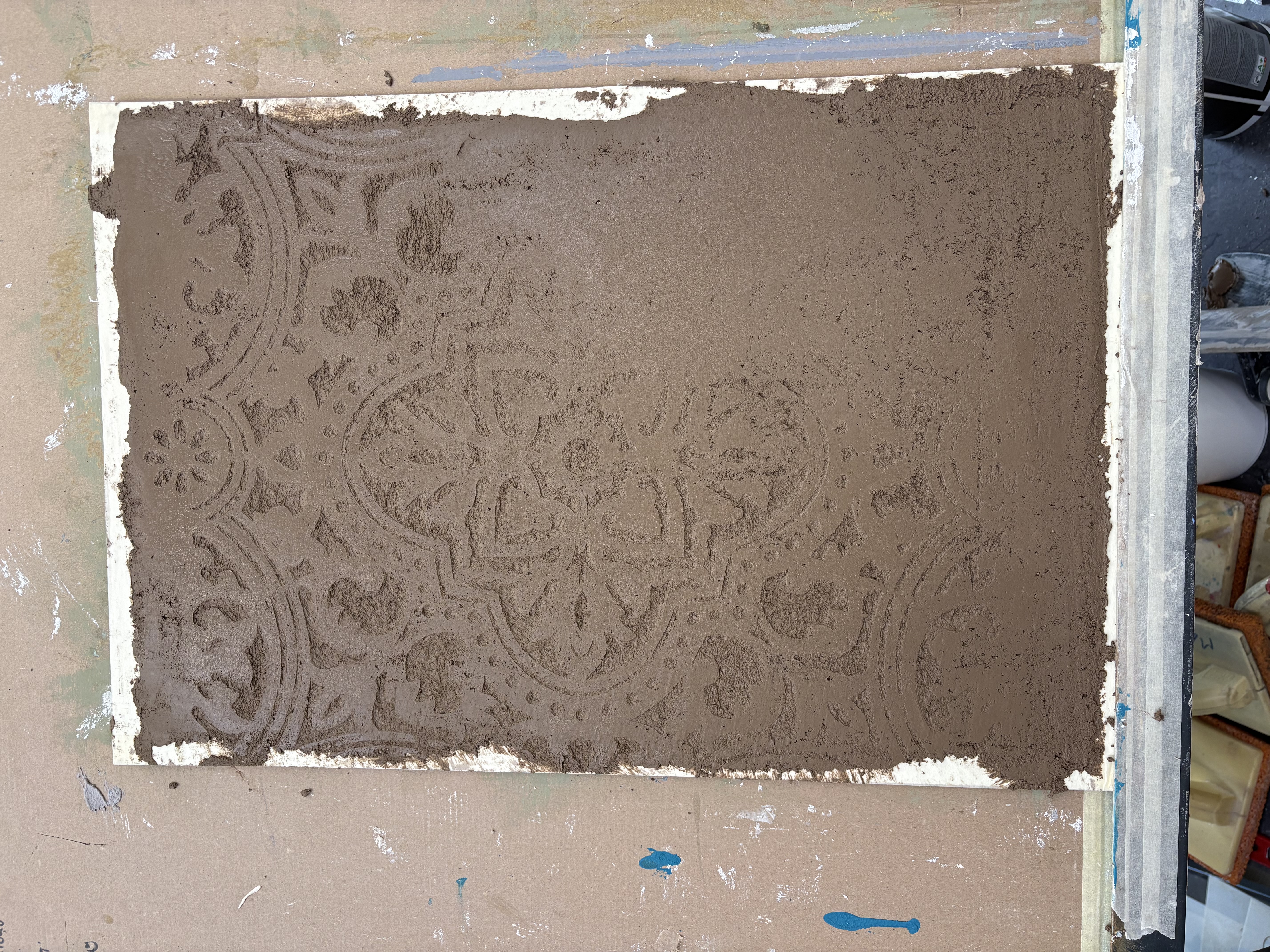 Decorazione con argilla e stencil